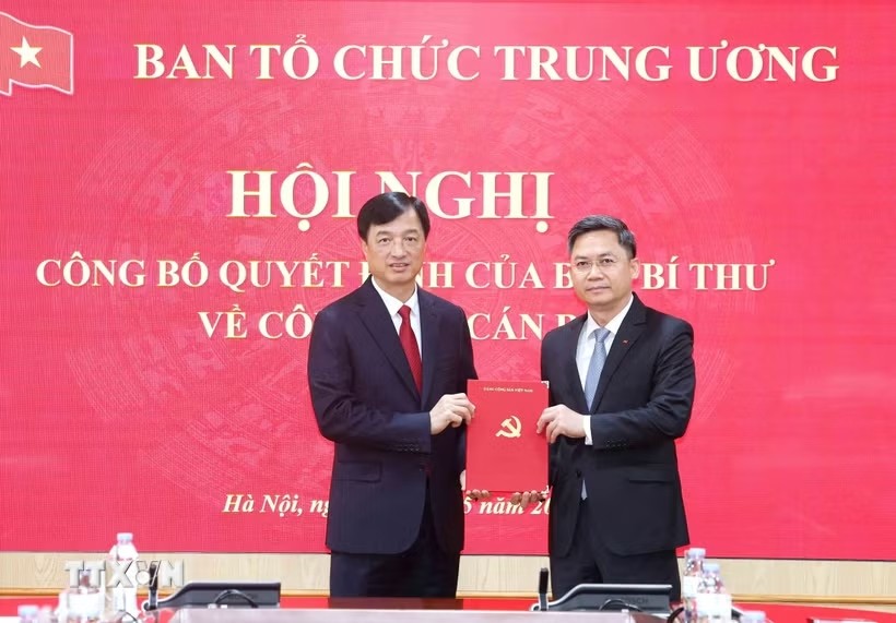 Trưởng Ban Tổ chức Trung ương, trao 555Win 500 Đăng Ký Nhận Code của Ban Bí thư cho đồng chí Hà Minh Hải. 