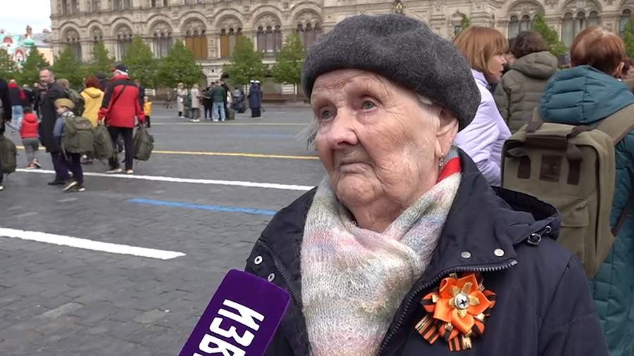 Tổng thống Nga Putin lái siêu xe chở cô giáo cũ thăm Điện Kremlin