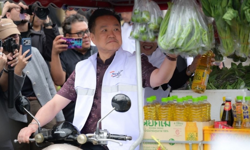 Thủ tướng Thái Lan lái xe hàng rong, phát động chiến dịch giảm giá hàng hóa