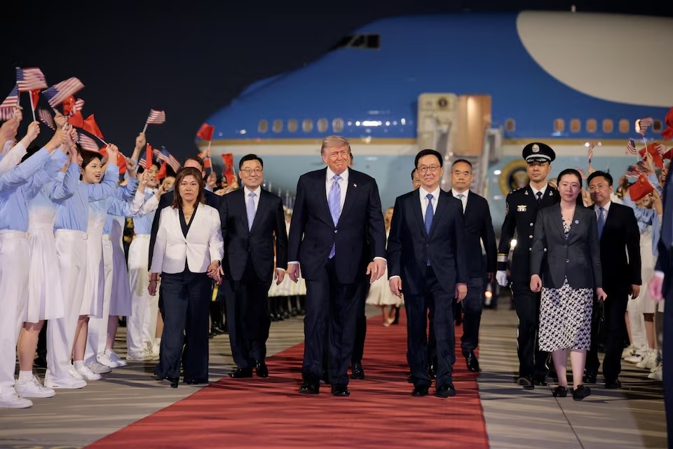 Tổng thống Mỹ Donald Trump tham dự lễ đón tại Sân bay Quốc tế Thủ đô Bắc Kinh tối 13/5. Ảnh: Reuters