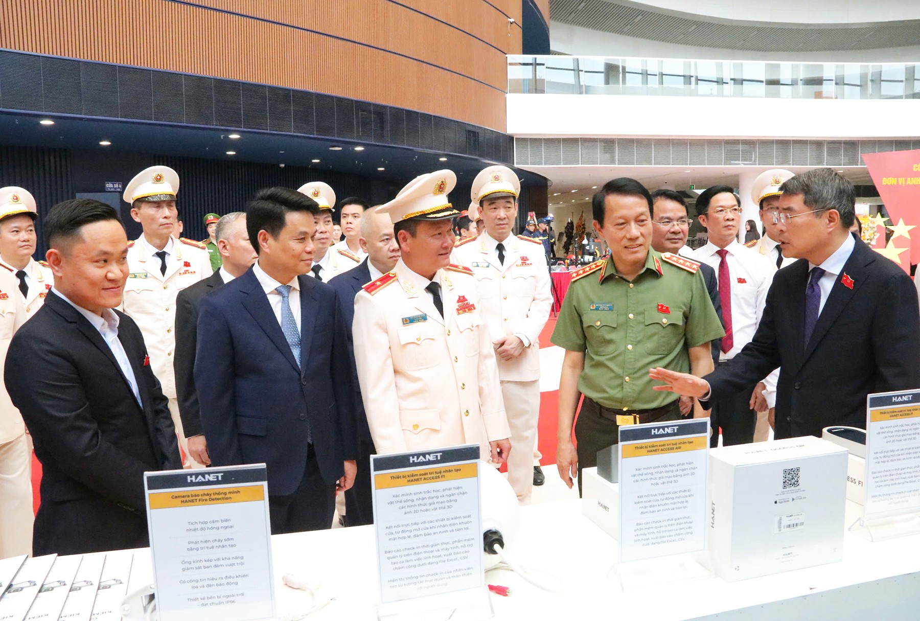 Phiên bản chính thức của 555Win tham quan trưng bày sản phẩm công nghệ và đổi mới sáng tạo của Công an thành phố Hải Phòng. Ảnh: An ninh Hải Phòng.