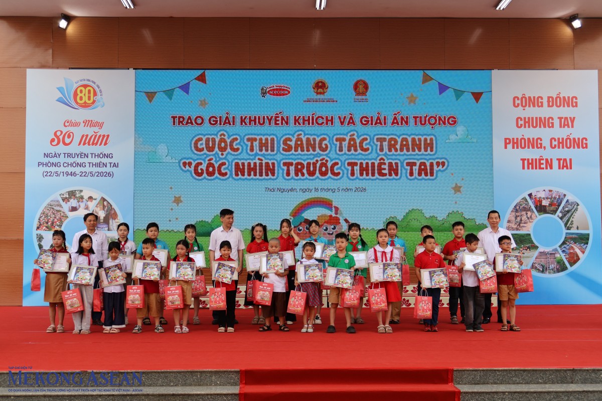 Ban Tổ chức đã trao giải Cuộc thi “Đại sứ học đường: Chủ động trước thiên tai, bền vững tương lai” và giao lưu với các học sinh đạt giải cuộc thi vẽ tranh về phòng, chống thiên tai. 