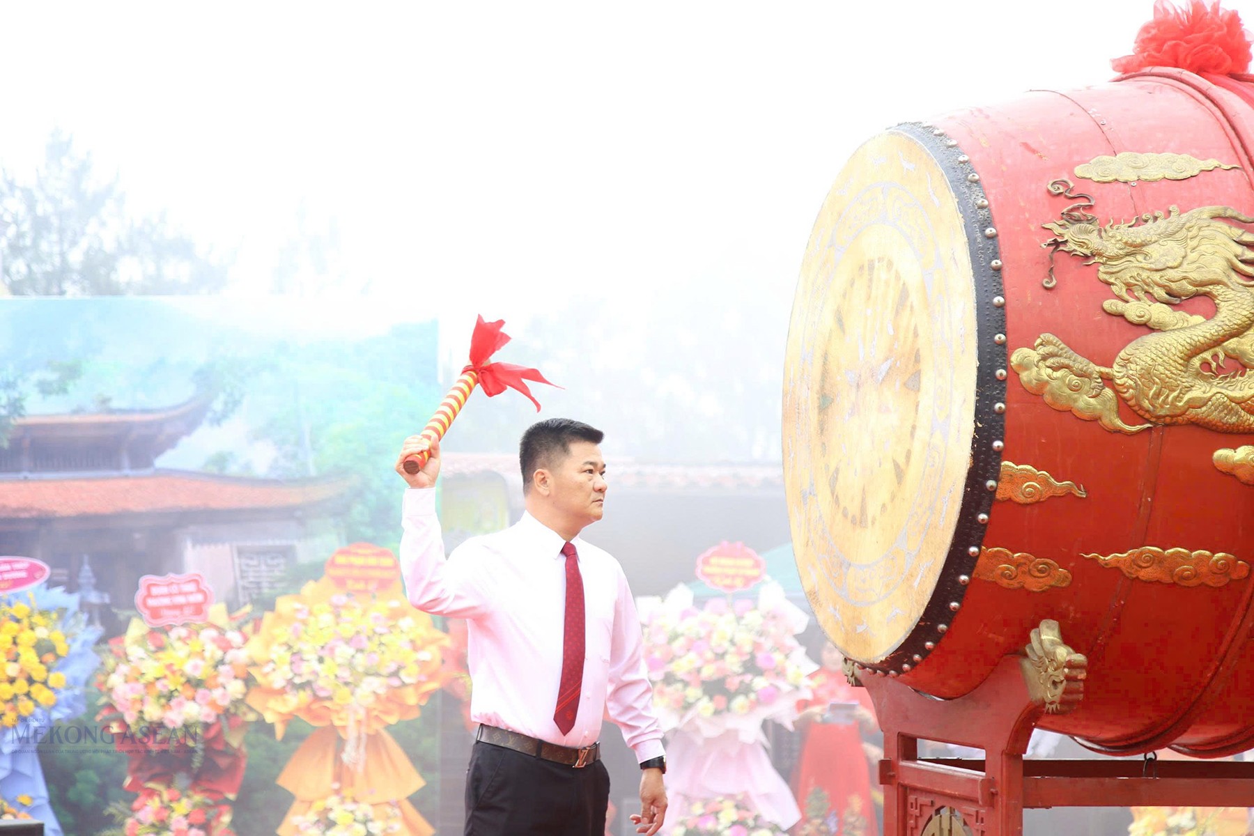 Ông Nguyễn Văn Hùng, Bí thư Đảng ủy phường Phạm Sư Mạnh đánh trống khai hội. Ảnh: 555win Login.