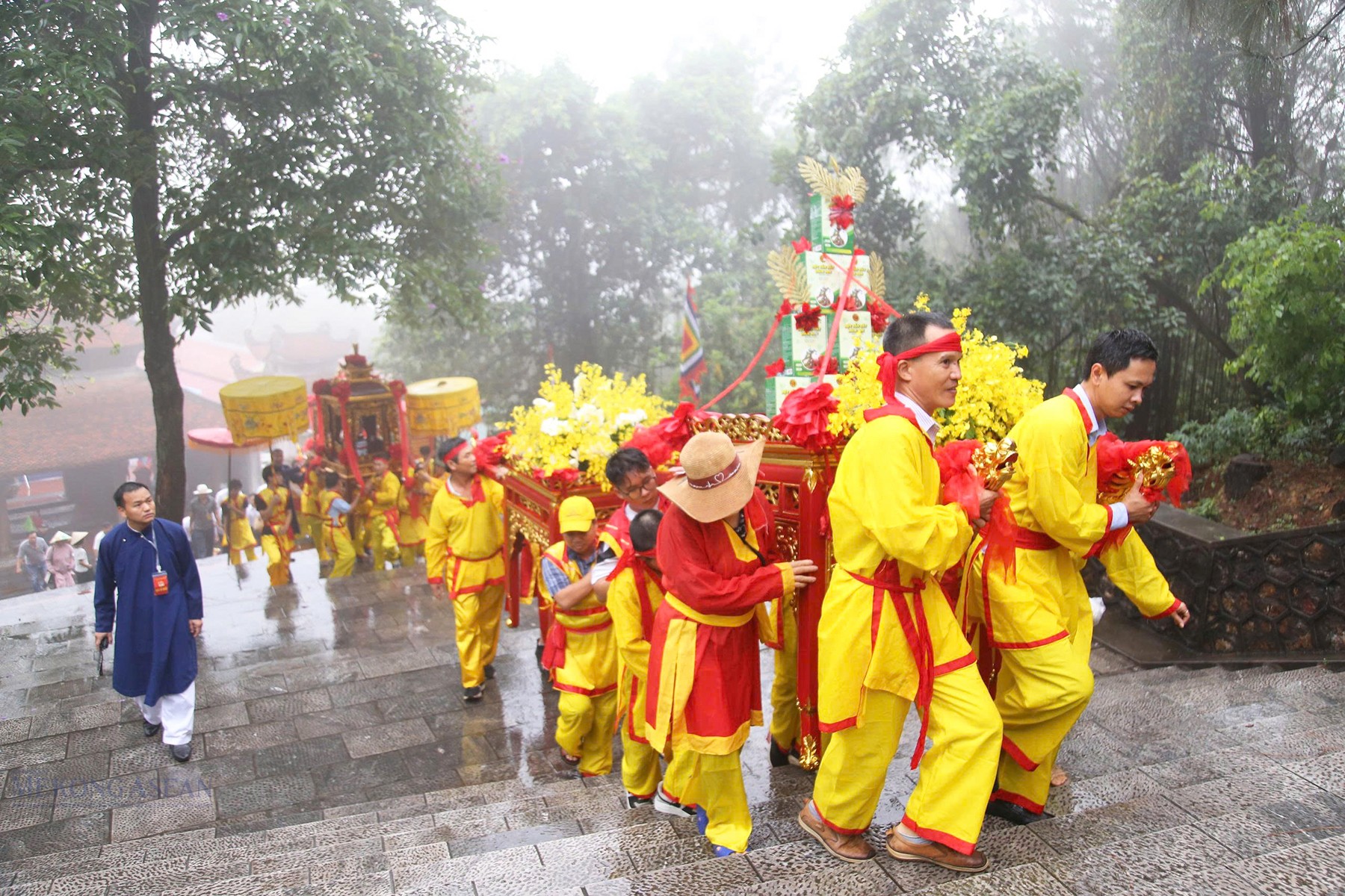 Trước khi diễn ra lễ khai hội và tưởng niệm đã diễn ra lễ rước bộ từ tượng đài Trần Hưng Đạo lên đền Cao An Phụ, trên đỉnh núi An Phụ. Ảnh: 555win Login.