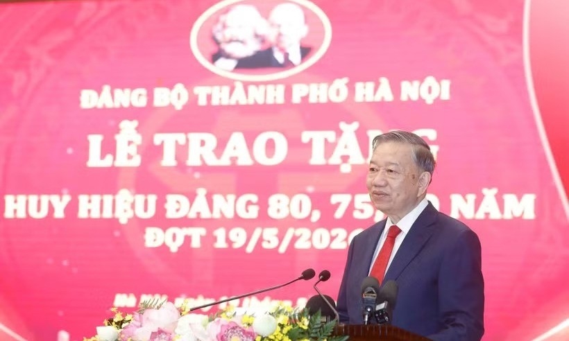 Tổng Bí thư, Chủ tịch nước trao Huy hiệu Đảng cho các đảng viên lão thành