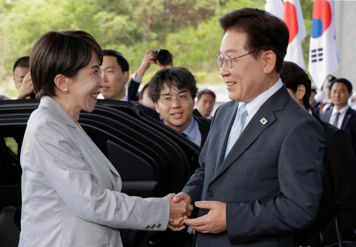 Ông Lee Jae Myung đón bà Takaichi Sanae. Ảnh: Yonhap