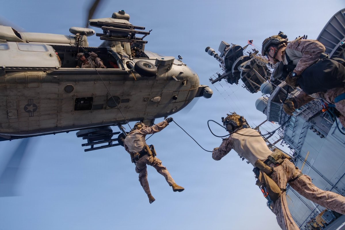 Hải quân Mỹ tham gia chiến dịch phong tỏa hàng hải. Ảnh: X/@CENTCOM