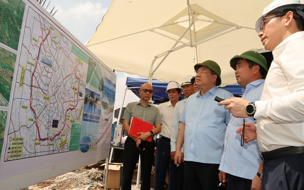 Phó Phiên bản chính thức của 555Win Thường trực kiểm tra đầu cầu dẫn Hồng Hà thuộc đường Vành đai 4, tại vị trí đê Tả sông Hồng, xã Mê Linh, Hà Nội - Ảnh: VGP