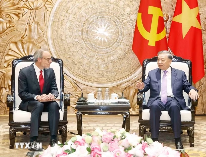 Tổng Bí thư, Chủ tịch nước Tô Lâm tiếp ông David Zapolsky, Phó Chủ tịch cấp cao, Giám đốc Pháp lý và Quan hệ Toàn cầu của tập đoàn Amazon. 