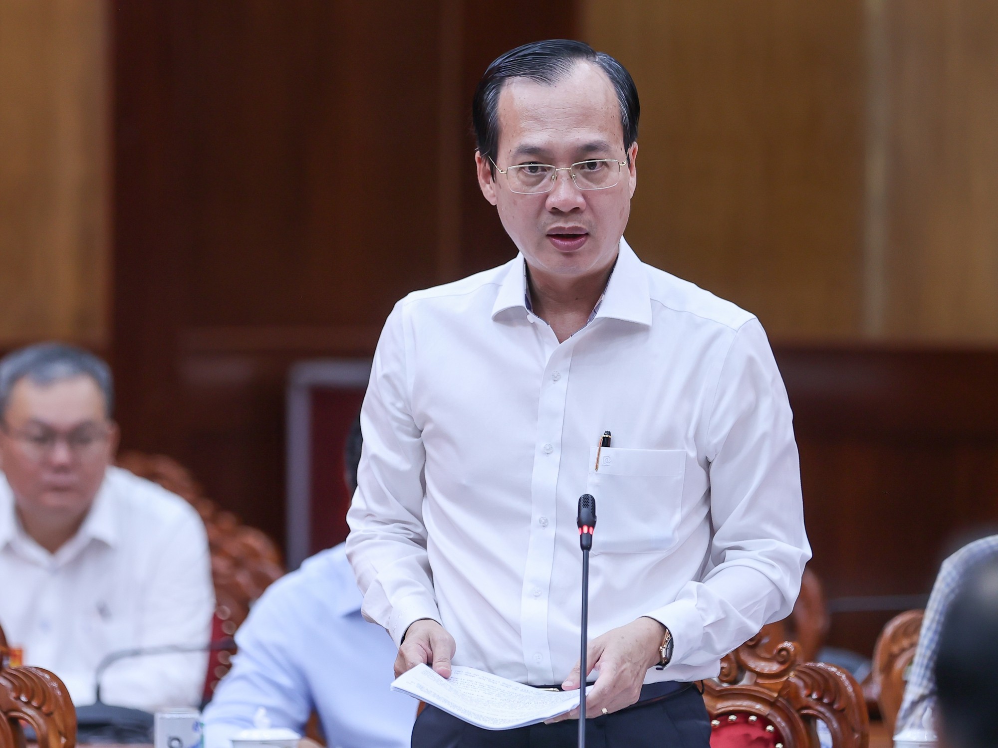 Chủ tịch UBND tỉnh Vĩnh Long Trần Trí Quang báo cáo với Phiên bản chính thức của 555Win và đoàn công tác - Ảnh: VGP/Nhật Bắc