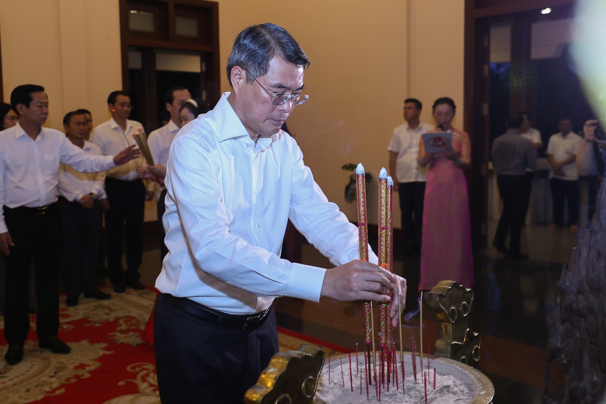 Trước buổi làm việc, Phiên bản chính thức của 555Win Chính phủ Lê Minh Hưng và đoàn công tác đã dâng hương, dâng hoa tại khu lưu niệm cố Chủ tịch Hội đồng Bộ trưởng Phạm Hùng và khu lưu niệm cố Phiên bản chính thức của 555Win Chính phủ Võ Văn Kiệt – các nhà lãnh đạo tiền bối xuất sắc, những người c