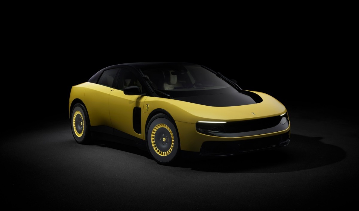 Cổ phiếu của Ferrari lao dốc sau khi ra mắt siêu xe điện