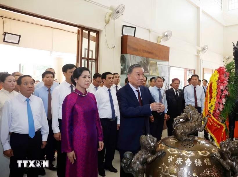 Tổng Bí thư, Chủ tịch nước Tô Lâm và Phu nhân cùng Đoàn đại biểu cấp cao Việt Nam dâng hương, dâng hoa tại Khu di tích Chủ tịch Hồ Chí Minh ở tỉnh Udon Thani (Thái Lan).