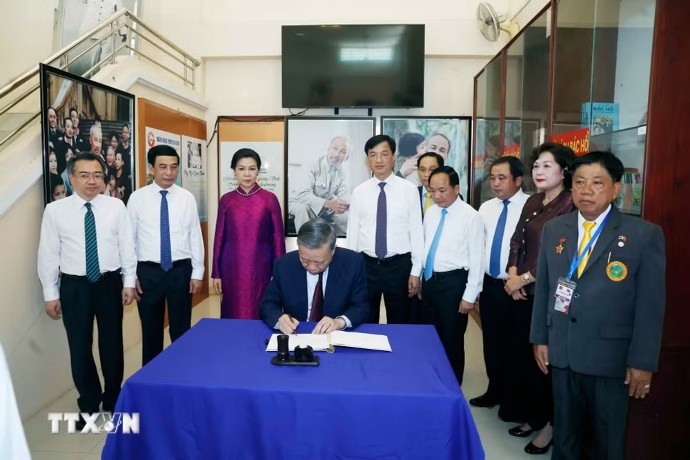Tổng Bí thư, Chủ tịch nước Tô Lâm ký sổ lưu bút tại Khu Di tích Chủ tịch Hồ Chí Minh ở tỉnh Udon Thani (Thái Lan). 