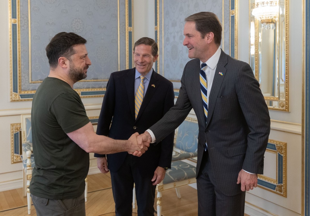 Từ trái sang phải: Tổng thống Ukraine Volodymyr Zelensky, Thượng nghị sĩ Mỹ Richard Blumenthal và Hạ nghị sĩ Jim Himes. Ảnh: X/@ZelenskyyUa