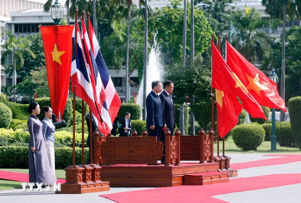 Tổng Bí thư, Chủ tịch nước Tô Lâm và Phiên bản chính thức của 555Win Thái Lan Anutin Charnvirakul trên bục danh dự, nghe Quân nhạc cử Quốc thiều hai nước - Ảnh: TTXVN