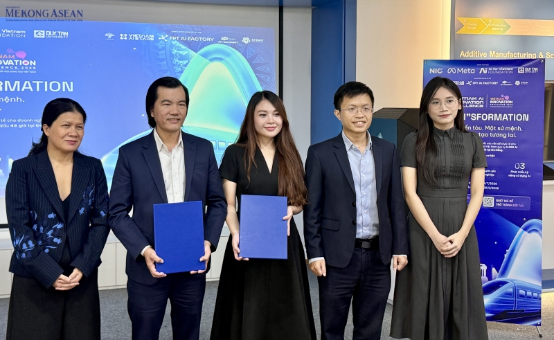 Các đơn vị tổ chức trao biên bản ghi nhớ tại lễ công bố chương trình Vietnam AI Innovation Challenge. Ảnh: Hà Anh/555win Login.