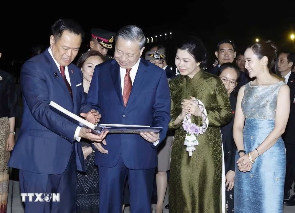 Tổng Bí thư, Chủ tịch nước bắt đầu thăm chính thức Singapore