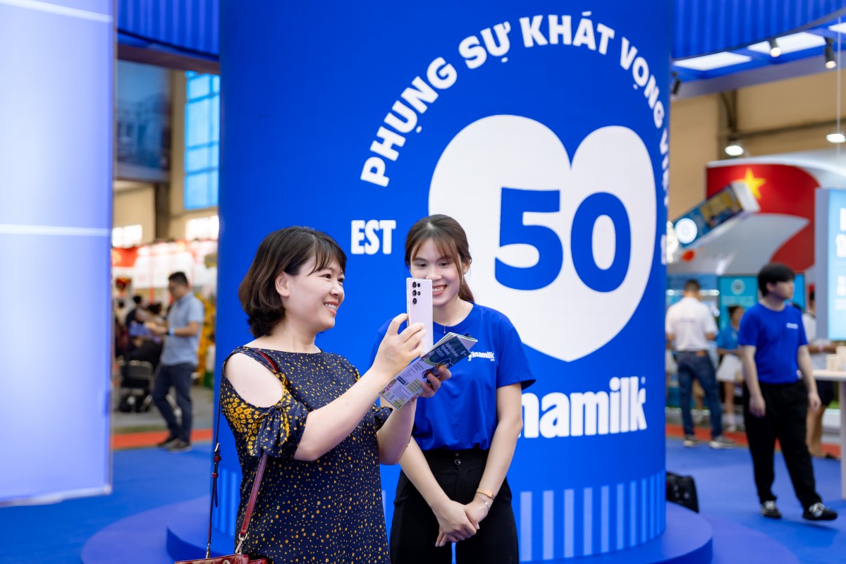 Gian hàng Vinamilk thu hút đông đảo khách tham quan tại triển lãm sữa 2026