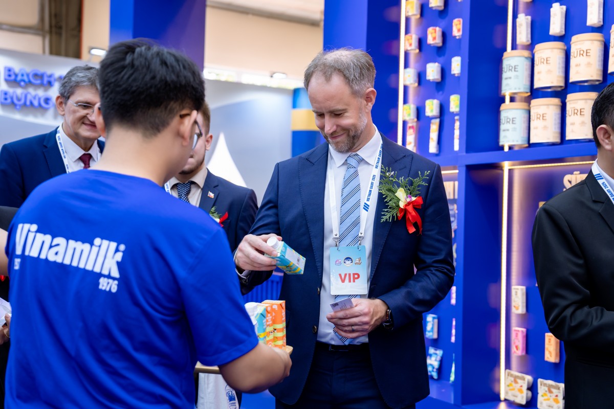 Gian hàng Vinamilk thu hút đông đảo khách tham quan tại triển lãm sữa 2026