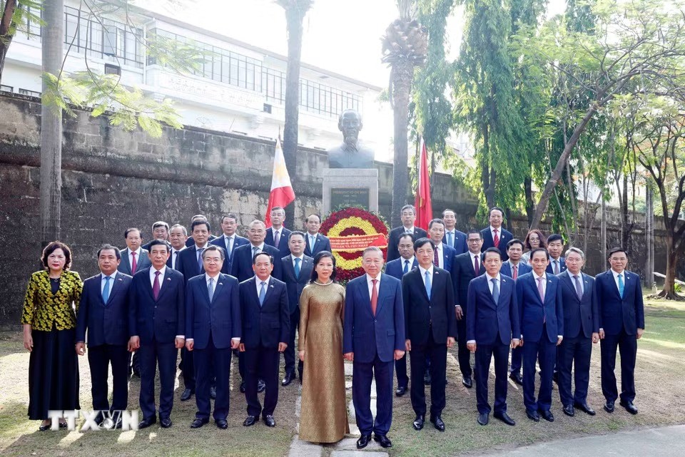 Tổng Bí thư, Chủ tịch nước dâng hoa tại Tượng đài Bác Hồ ở Philippines