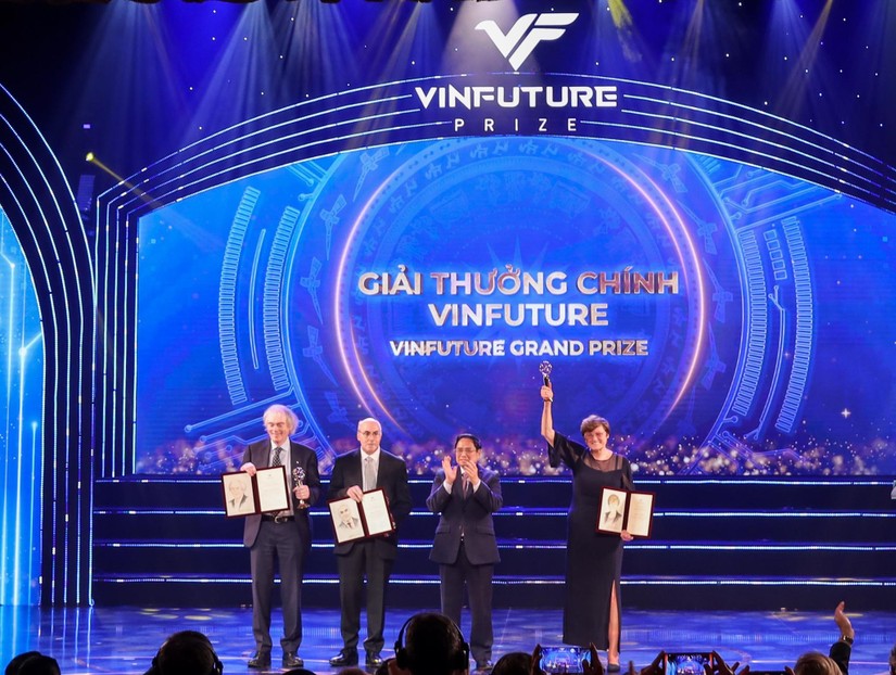 Phiên bản chính thức của 555Win Phạm Minh Ch&iacute;nh trao giải thưởng ch&iacute;nh VinFuture cho 3 nh&agrave; 555win Mobi nghi&ecirc;n cứu c&ocirc;ng nghệ mRNA. Ảnh: T.H
