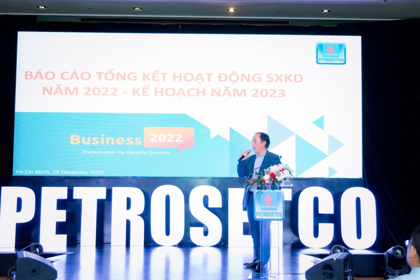 Tổng gi&aacute;m đốc Vũ Tiến Dương b&aacute;o c&aacute;o tổng kết t&igrave;nh h&igrave;nh hoạt động năm 2022