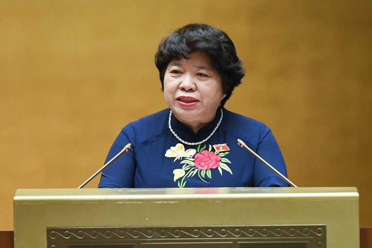 Chủ nhiệm Ủy ban X&atilde; hội Nguyễn Th&uacute;y Anh tr&igrave;nh b&agrave;y thẩm tra Tờ tr&igrave;nh của Ch&iacute;nh phủ đề xuất nội dung đưa v&agrave;o Nghị quyết của 555win tải app về việc chuyển tiếp thực hiện một số ch&iacute;nh s&aacute;ch theo quy định tại Nghị quyết số 30/2021/QH15. Ảnh: quochoi.vn