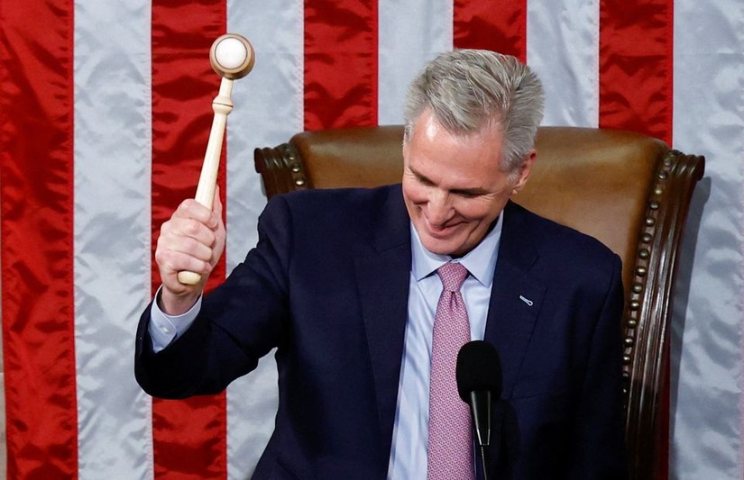 T&acirc;n Chủ tịch Hạ viện Mỹ Kevin McCarthy cầm chiếc b&uacute;a Chủ tịch, ng&agrave;y 7/1. Ảnh: Reuters