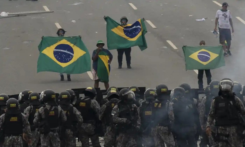 Người biểu t&igrave;nh đụng độ với lực lượng cảnh s&aacute;t ở thủ đ&ocirc; Brasilia, ng&agrave;y 8/1. Ảnh: Getty Images