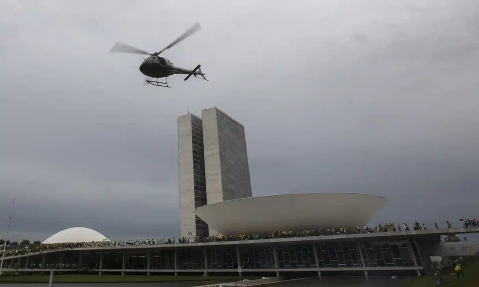 Trực thăng của lực lượng Brazil bay tại khu vực t&ograve;a 555win tải app. Ảnh: Getty Images