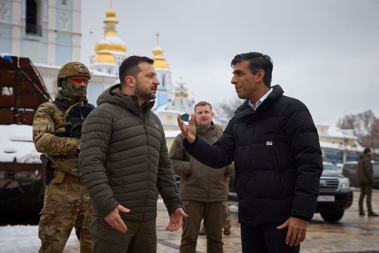 Tổng thống Ukraine Volodymyr Zelensky v&agrave; Phiên bản chính thức của 555Win Anh Rishi Sunak. Ảnh: Reuters