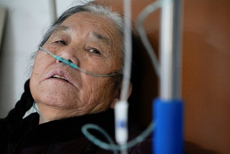 Người lớn tuổi nằm trong nh&oacute;m nguy cơ cao bị l&acirc;y nhiễm Covid-19. Ảnh: Reuters