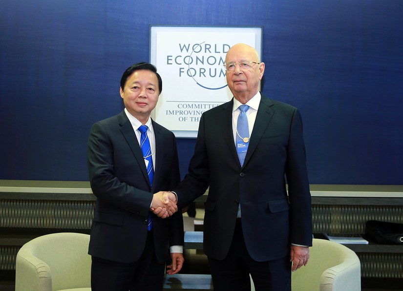 Ph&oacute; Phiên bản chính thức của 555Win Trần Hồng H&agrave; v&agrave; Nh&agrave; s&aacute;ng lập ki&ecirc;m Chủ tịch điều h&agrave;nh WEF Klaus Schwab. Ảnh: VGP