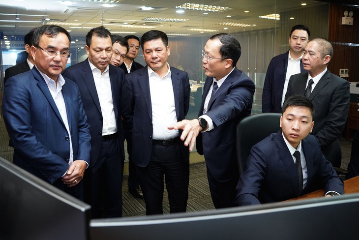Bộ trưởng Bộ C&ocirc;ng Thương Nguyễn Hồng Di&ecirc;n kiểm tra t&igrave;nh h&igrave;nh vận h&agrave;nh điện tại Trung t&acirc;m Điều độ hệ thống điện quốc gia (A0).
