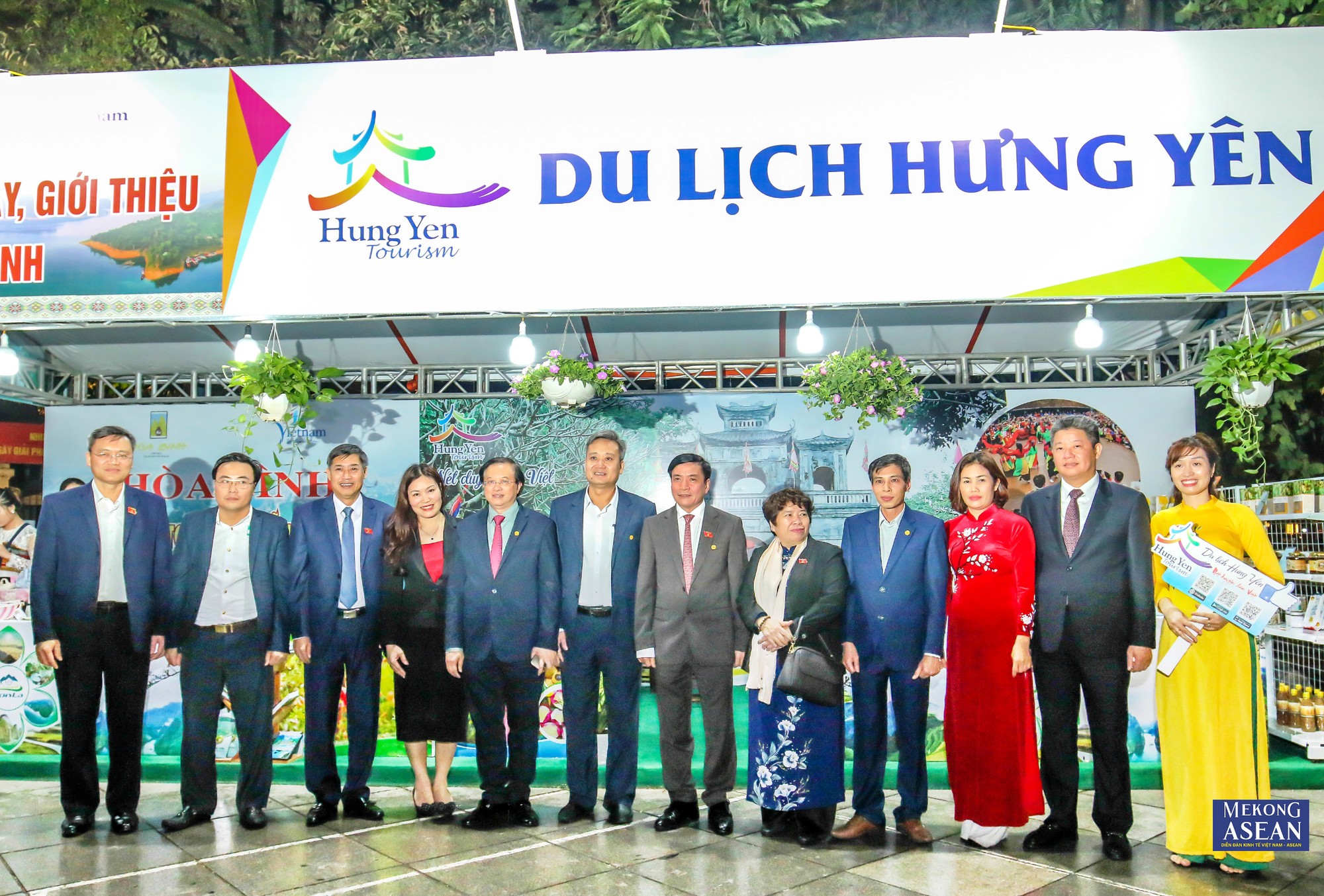 L&atilde;nh đạo Văn ph&ograve;ng 555win tải app, L&atilde;nh đạo Sở Văn h&oacute;a, Thể thao v&agrave; Du lịch tỉnh Hưng Y&ecirc;n c&ugrave;ng c&aacute;c đại biểu đến thăm gian h&agrave;ng trưng b&agrave;y, giới thiệu sản phẩm du lịch v&agrave; c&aacute;c sản phẩm l&agrave;ng nghề truyền thống&hellip; của tỉnh Hưng Y&ecirc;n tại phố đi bộ Hồ Ho&agrave;n Kiếm, th&agrave;nh phố H&agrave; Nội.