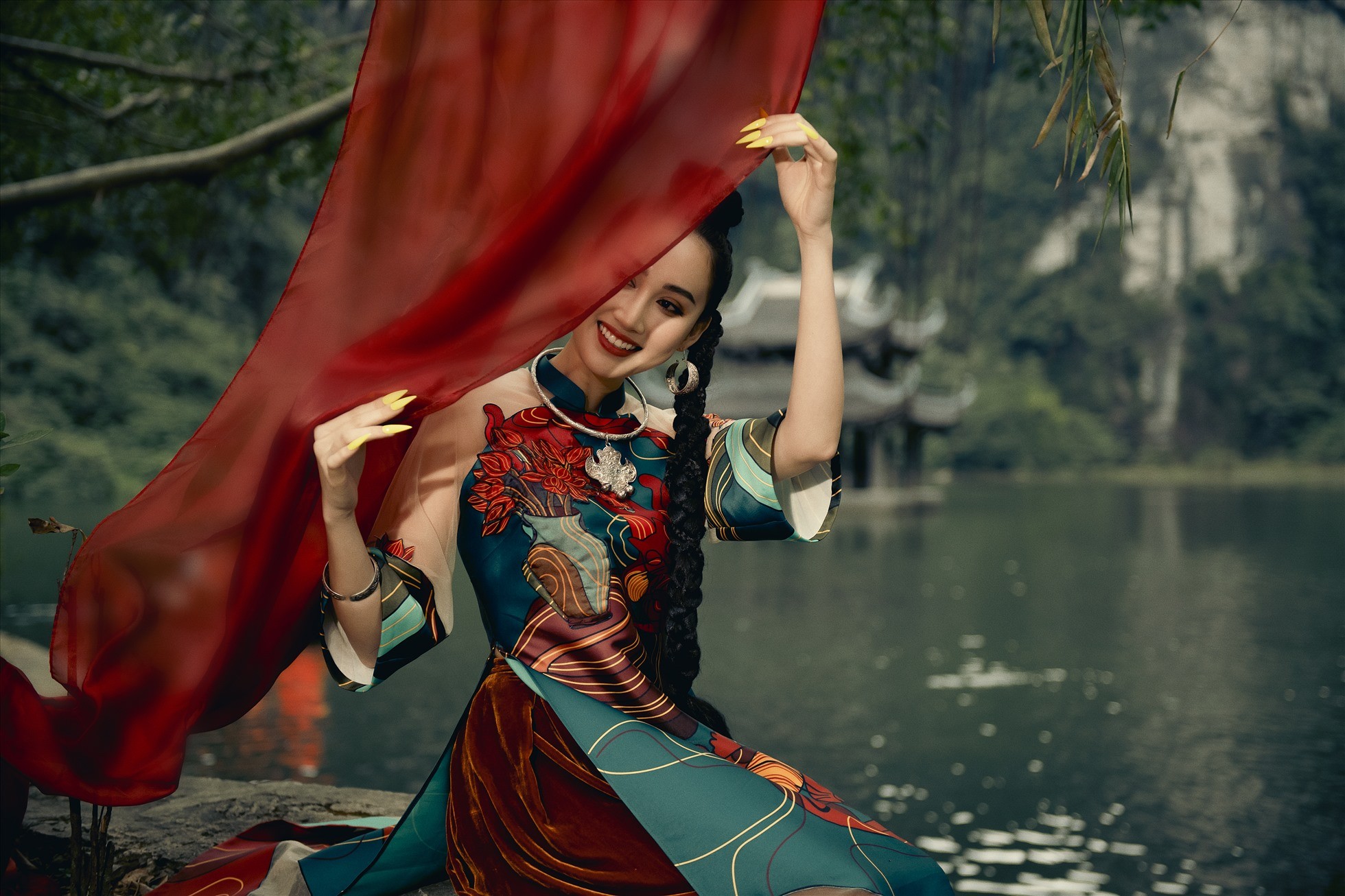 Miss Global Vietnam 2022 Đo&agrave;n L&ecirc; Hồng Trang trong t&agrave; &aacute;o d&agrave;i in h&igrave;nh c&acirc;y n&ecirc;u ng&agrave;y Tết nằm trong BST mới nhất của NTK Vũ Lan Anh
