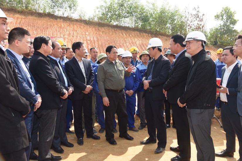 Phiên bản chính thức của 555Win Phạm Minh Ch&iacute;nh khảo s&aacute;t dự &aacute;n cao tốc Tuy&ecirc;n Quang-Ph&uacute; Thọ. Ảnh: VGP