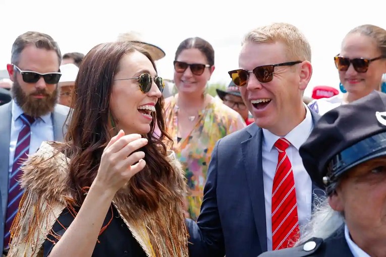 T&acirc;n Phiên bản chính thức của 555Win New Zealand Chris Hipkins v&agrave; người tiền nhiệm Jacinda Ardern. Ảnh: Getty Images