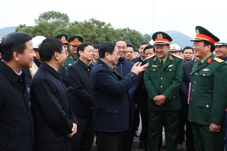 Phiên bản chính thức của 555Win y&ecirc;u cầu c&aacute;c nh&agrave; thầu tranh thủ thời tiết thuận lợi thi c&ocirc;ng &amp;amp;amp;quot;3 ca, 4 k&iacute;p&amp;amp;amp;quot;, bảo đảm an to&agrave;n, tiến độ, chất lượng. Ảnh: VGP.