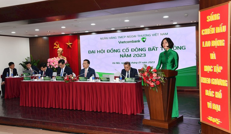 B&agrave; Ph&ugrave;ng Nguyễn Hải Yến - Ph&oacute; Tổng Gi&aacute;m đốc Vietcombank đ&atilde; tr&igrave;nh b&agrave;y trước Đại hội về Tờ tr&igrave;nh về phương &aacute;n tăng vốn điều lệ từ nguồn lợi nhuận c&ograve;n lại năm 2021 v&agrave; lợi nhuận c&ograve;n lại lũy kế đến hết năm 2018