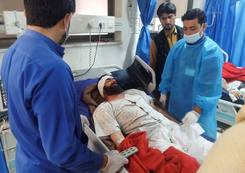 Một nạn nh&acirc;n được điều trị trong bệnh viện ở Peshawar. Ảnh: Reuters