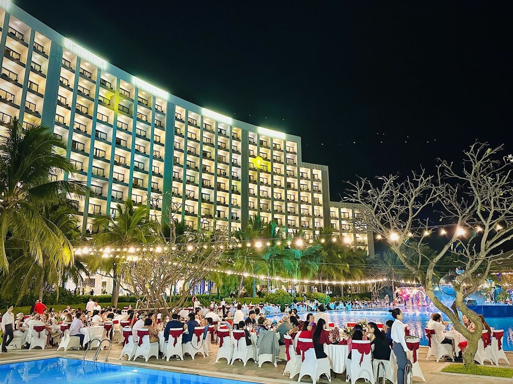 C&ograve;n tại Vinpearl Nam Hội An, đại tiệc countdown Cosmos Elegance Night đ&atilde; đưa du kh&aacute;ch bước v&agrave;o chuyến h&agrave;nh tr&igrave;nh xuy&ecirc;n kh&ocirc;ng giữa miền di sản, chu du trở về với đ&ecirc;m giao thừa truyền thống của một phố Hội xưa v&agrave; m&agrave;n ph&aacute;o hoa nghệ thuật huyền ảo. Trong khi đ&oacute;, h&agrave;ng ng&agrave;n du kh&aacute;ch tham dự dạ tiệc Starry Night by the Bay tại Vinpearl Resort &amp;amp;amp;amp; Spa Hạ Long cũng được đắm ch&igrave;m trong vẻ đẹp của những đo&aacute; hoa &aacute;nh s&aacute;ng rực rỡ v&agrave; n&acirc;ng ly ch&uacute;c mừng khoảnh khắc chuyển giao năm cũ - mới đầy &yacute; nghĩa trước phong cảnh kỳ vĩ của &ldquo;vịnh biển kỳ quan&rdquo;.