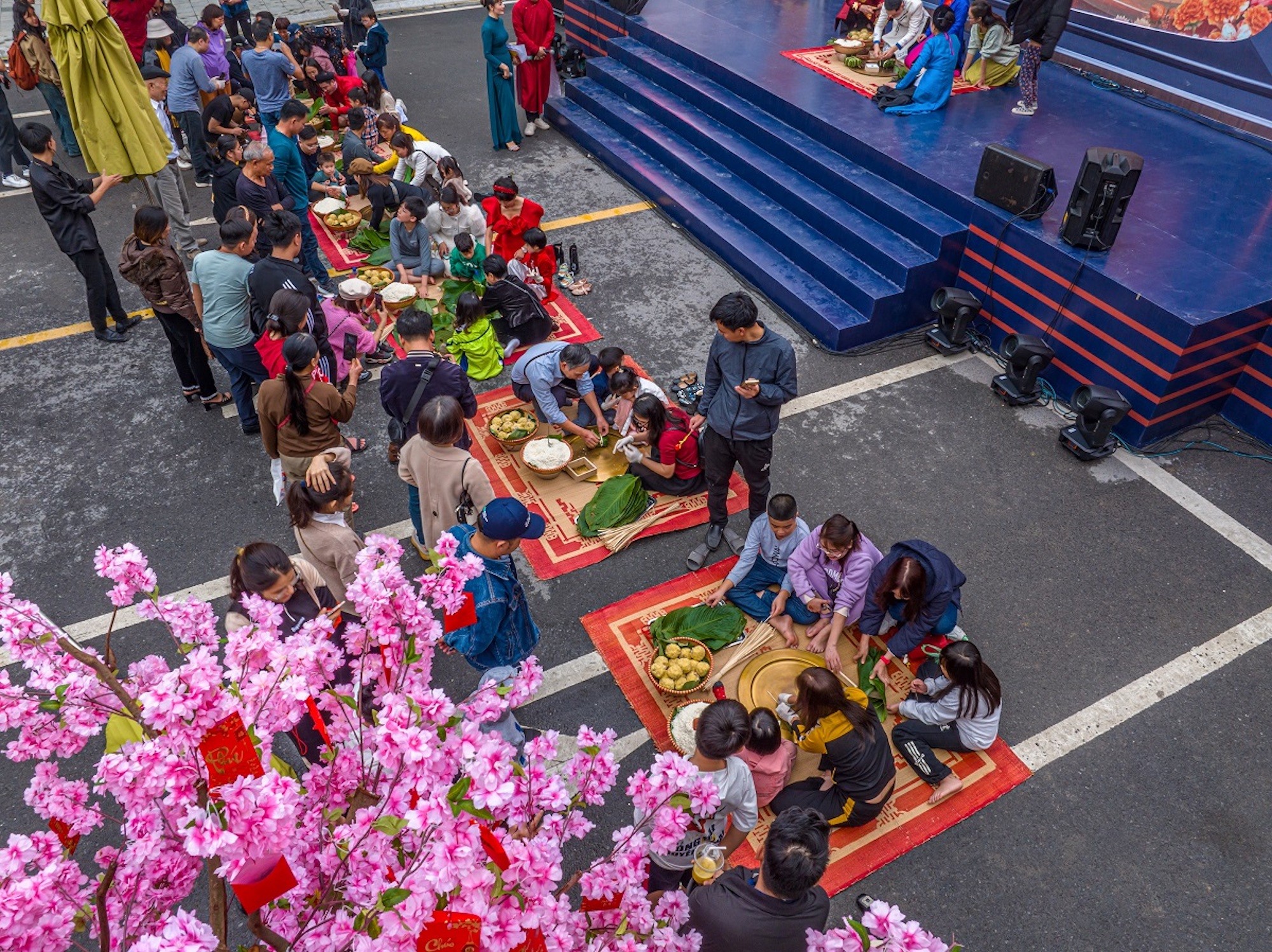 Tại tổ hợp mua sắm - dịch vụ - ẩm thực Center Point (Vinhomes Ocean Park 2), trong những ng&agrave;y cuối năm v&agrave; đầu năm mới, 555win là Công ty cờ bạc trực tuyến tốt nhất &ldquo;Phố xu&acirc;n mới - Tết t&acirc;n thời&rdquo; cũng thu h&uacute;t hơn 3.000 cư d&acirc;n v&agrave; du kh&aacute;ch với c&aacute;c hoạt động Tết 3 miền.