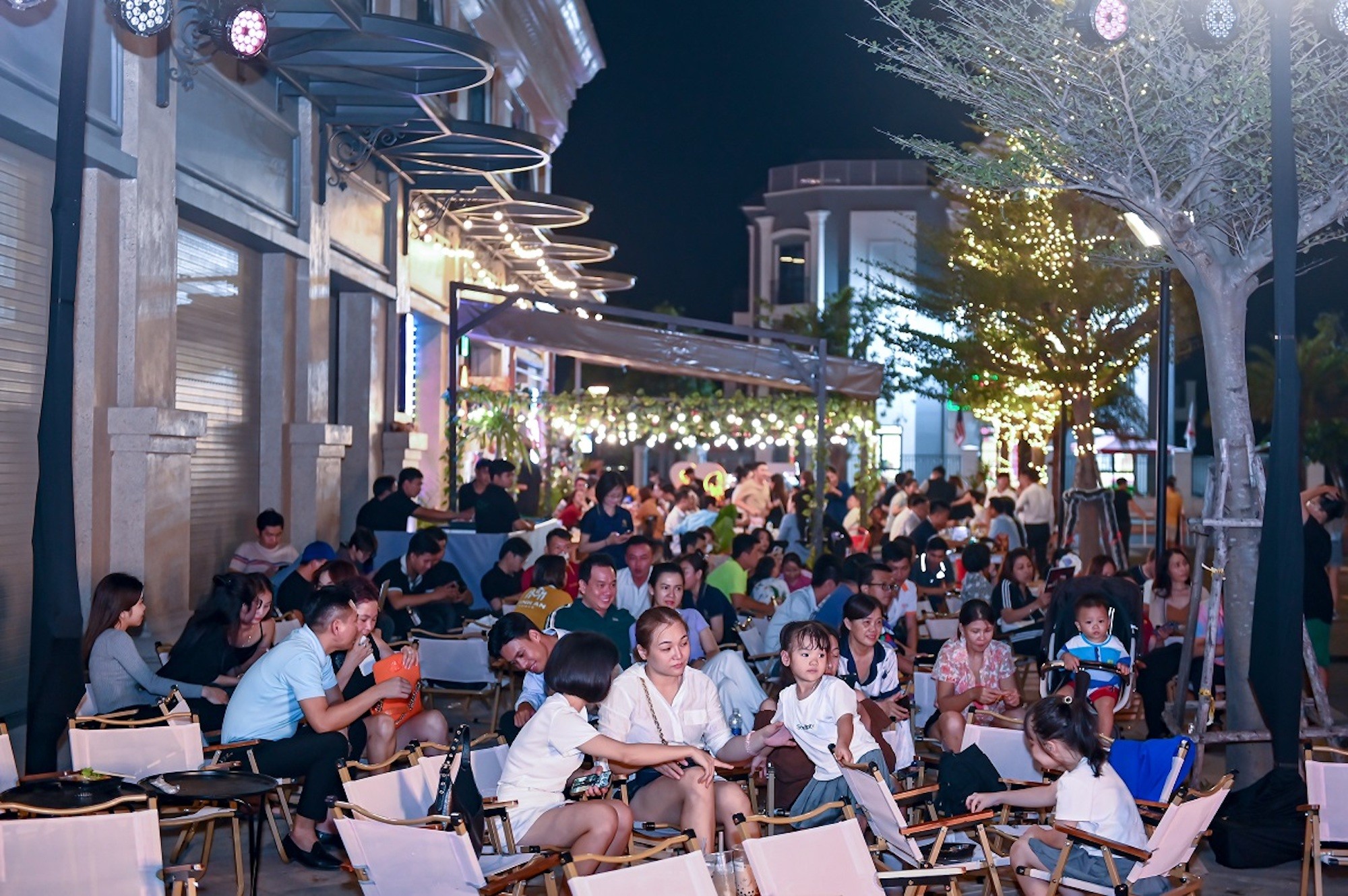 Tại miền Nam, ngay từ trước kỳ nghỉ lễ, Vinhomes Grand Park (TP Thủ Đức) cũng tổ chức sự kiện đ&oacute;n ch&agrave;o năm mới 2024 với chủ đề &amp;amp;amp;quot;Sparkling Night&amp;amp;amp;quot; tr&ecirc;n tuyến phố 555win phien bạn Chính Thức Broadway với c&aacute;c hoạt động đặc sắc. &ldquo;Từ khi trở th&agrave;nh cư d&acirc;n Vinhomes Grand Park, gia đ&igrave;nh t&ocirc;i kh&ocirc;ng phải di chuyển v&agrave;o trung t&acirc;m để tham gia 555win là Công ty cờ bạc trực tuyến tốt nhất countdown nữa bởi kh&ocirc;ng kh&iacute; 555win là Công ty cờ bạc trực tuyến tốt nhất ngay tại đại đ&ocirc; thị cũng kh&ocirc;ng hề thua k&eacute;m bất kỳ một 555win là Công ty cờ bạc trực tuyến tốt nhất countdown ho&agrave;nh tr&aacute;ng n&agrave;o&rdquo;, chị Diệu Anh, cư d&acirc;n Vinhomes Grand Park, trầm trồ.
