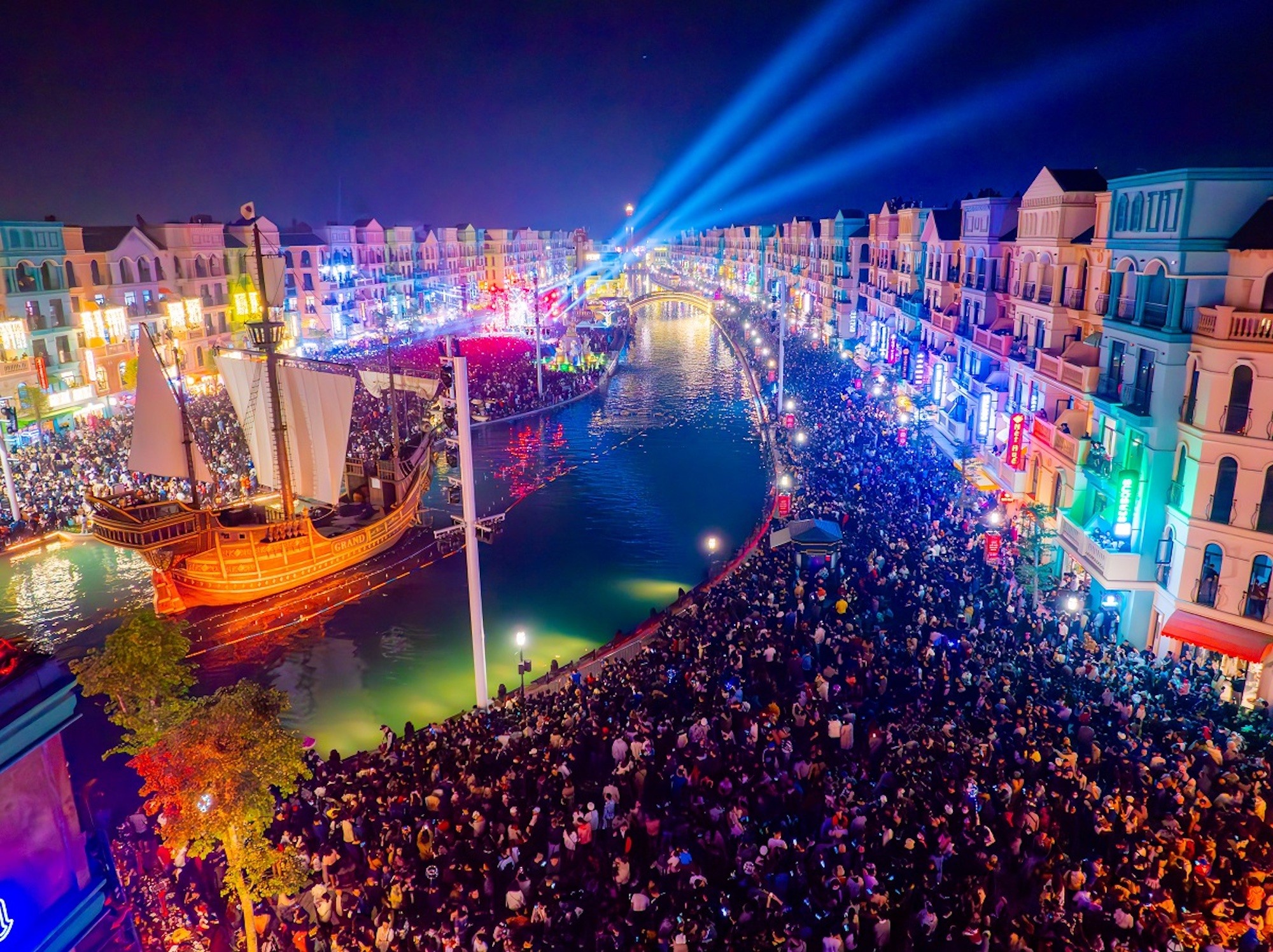 Lễ hội countdown 2024 tại Grand World H&agrave; Nội được tổ chức lần đầu ti&ecirc;n đ&atilde; g&acirc;y &ldquo;b&atilde;o mạng&rdquo; v&agrave; trở th&agrave;nh một trong những điểm đ&oacute;n năm mới hot bậc nhất cả nước. Hơn 400 gian h&agrave;ng hoạt động hết c&ocirc;ng suất để phục vụ &ldquo;biển người&rdquo; kh&ocirc;ng ngừng gia tăng. &ldquo;Thực sự cho&aacute;ng ngợp khi được trải nghiệm kh&ocirc;ng kh&iacute; countdown ho&agrave;nh tr&aacute;ng v&agrave; b&ugrave;ng nổ kh&ocirc;ng k&eacute;m c&aacute;c si&ecirc;u điểm đến tr&ecirc;n thế giới mỗi dịp năm mới như Sydney, Paris, New York...&rdquo;, anh Anh Tuấn, cựu du học sinh tại &Uacute;c, h&agrave;o hứng.