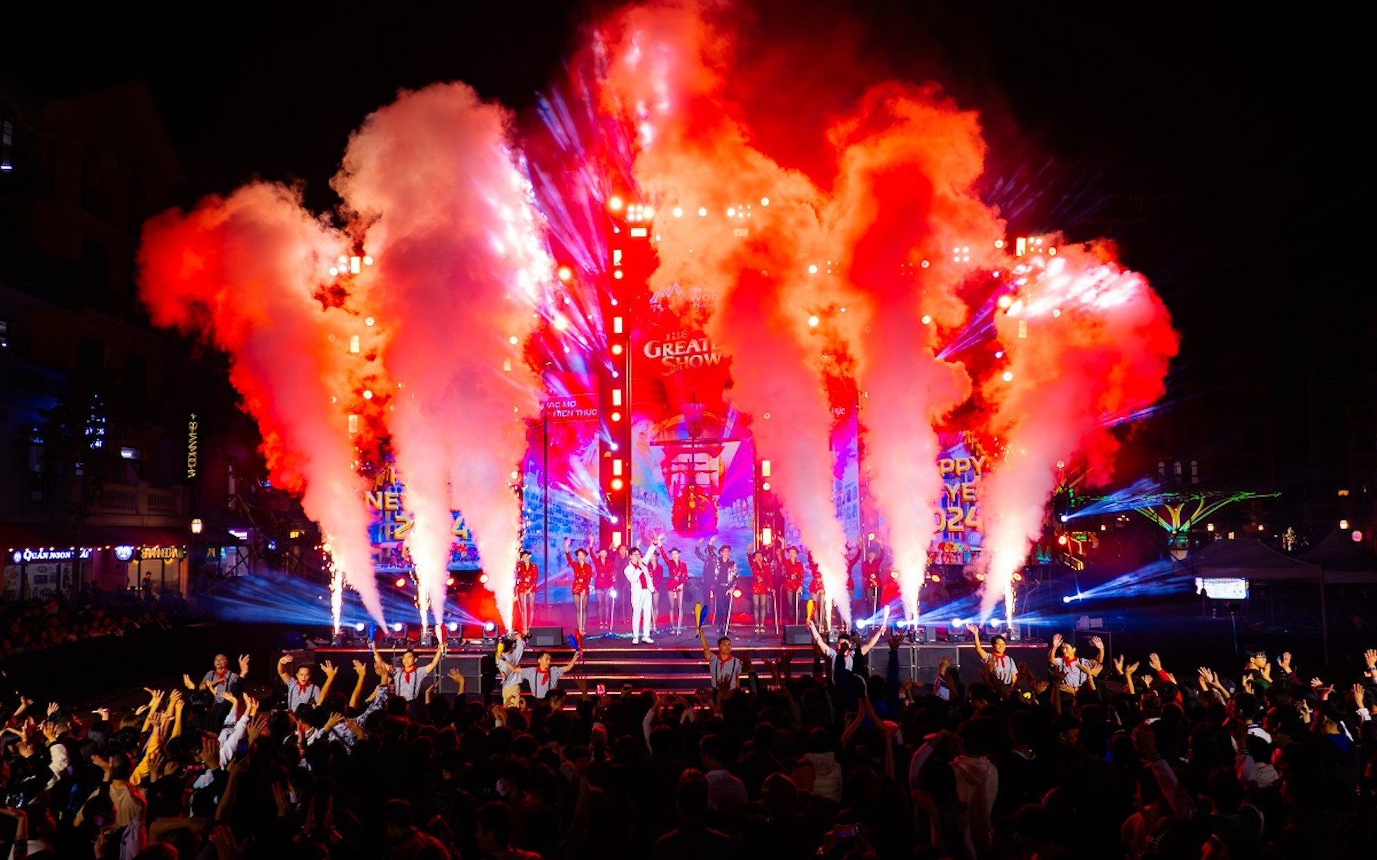 &ldquo;Biển người&rdquo; hội tụ, c&ugrave;ng b&ugrave;ng nổ với Đại nhạc hội The Greatest Show v&agrave; c&aacute;c m&agrave;n tr&igrave;nh diễn s&ocirc;i động từ c&aacute;c sao VPOP hạng A như Diva Hồng Nhung, Yến Trang, MONO,..