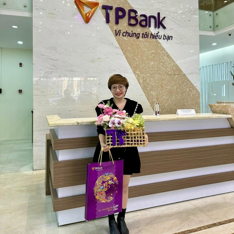 Chị B&ugrave;i Kim Thi (Bắc Từ Li&ecirc;m, H&agrave; Nội) bất ngờ khi m&igrave;nh l&agrave; kh&aacute;ch h&agrave;ng thứ 12 triệu của TPBank.