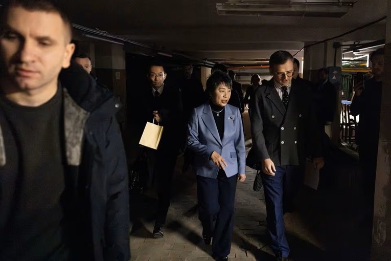 Ngoại trưởng Nhật Bản Yoko Kamikawa v&agrave; Ngoại trưởng Ukraine Dmytro Kuleba di chuyển đến hầm tr&aacute;nh bom ở Kiev. Ảnh: Reuters