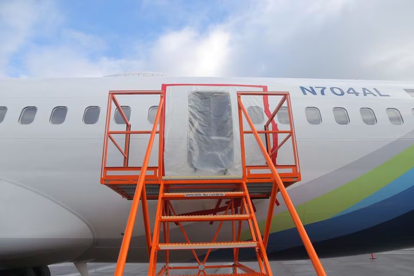 M&aacute;y bay MAX 9 điều h&agrave;nh bởi h&atilde;ng h&agrave;ng kh&ocirc;ng Alaska Airlines với phần th&acirc;n bị bung ra. Ảnh: Ủy ban An to&agrave;n Giao th&ocirc;ng Quốc gia Mỹ (NTSB)